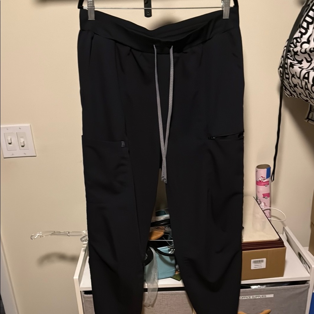 Fabletics Black Cargo Joggers Scrub Pants and Tapered Ankle